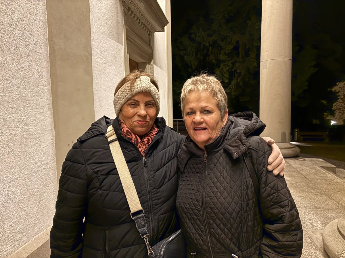 Christin Dennler gemeinsam mit ihrer Kollegin vor der reformierten Kirche Uster.